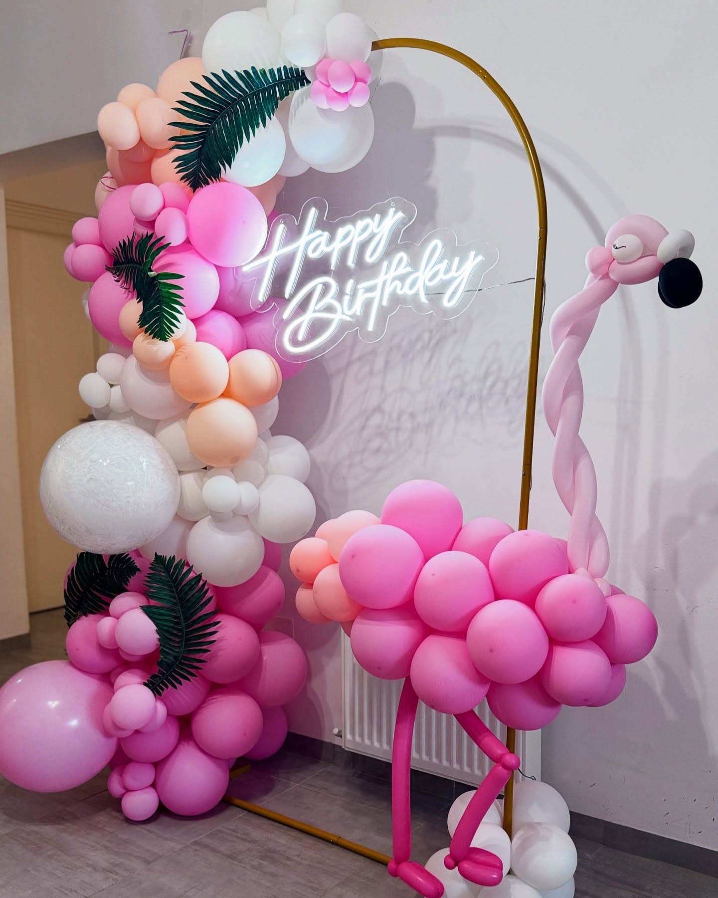 Tropical Flamingo Balloon Decor